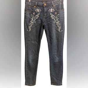 EUC Romeo + Juliet Couture dark wash, light blue/white beautiful embroidered